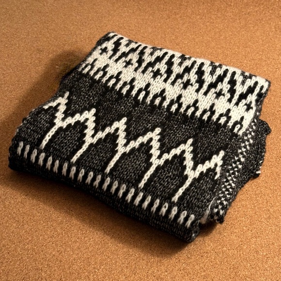 BLACK AND WHITE SCARF - Picture 1 of 3